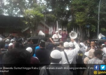 Massa Demonstran Kepung Bawaslu Sumatera Utara