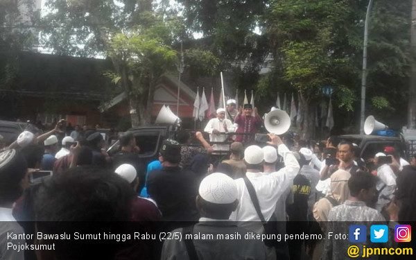 Massa Demonstran Kepung Bawaslu Sumatera Utara