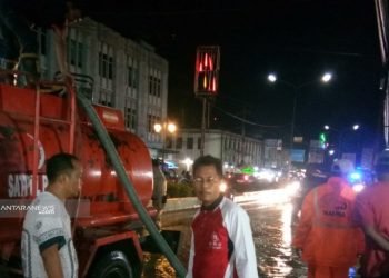 Dipimpin Sekda, sejumlah instansi tinjau banjir dipusat kota Panyabungan