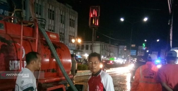 Dipimpin Sekda, sejumlah instansi tinjau banjir dipusat kota Panyabungan