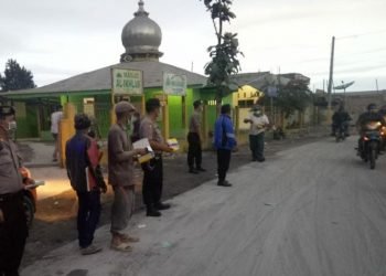 Pemkab Karo bagikan masker kepada warga terdampak erupsi Sinabung