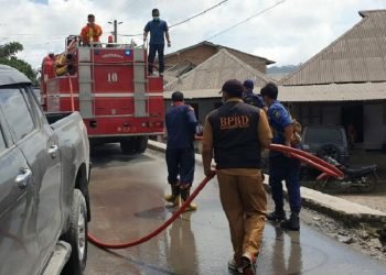 Puluhan desa terpapar debu vulkanik  erupsi sinabung dibersihkan