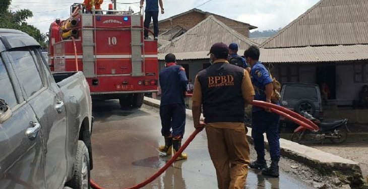 Puluhan desa terpapar debu vulkanik  erupsi sinabung dibersihkan