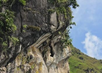 Beberapa Fakta Batu Gantung yang Berada di Parapat