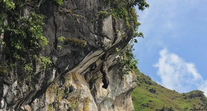 Beberapa Fakta Batu Gantung yang Berada di Parapat