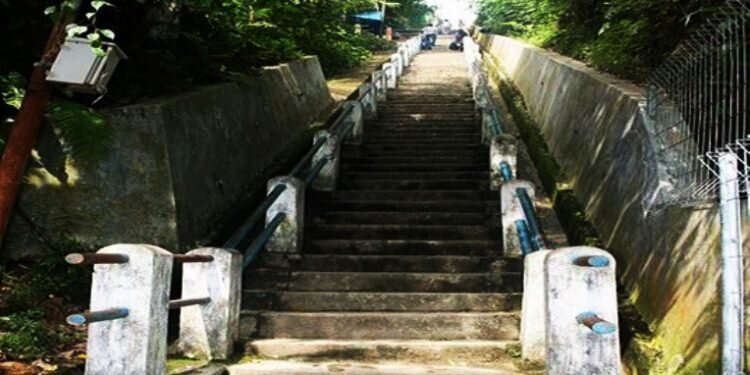 Meneropong Tapak Sejarah Tangga Seratus