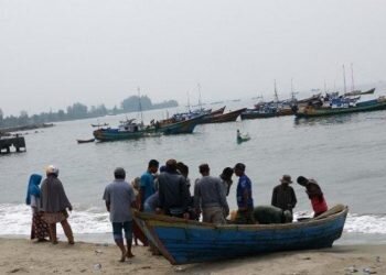 Nelayan di Tapteng Takut Melaut Akibat Kabut Asap Membubung di Lautan