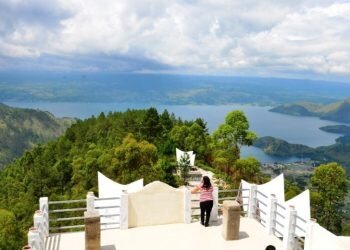 Indahnya Panorama Danau Toba dari Puncak Menara Tele