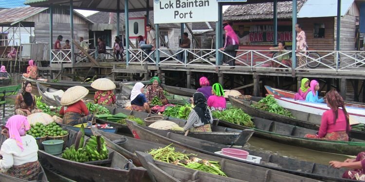 7 Pasar apung di Indonesia ini tak kalah sama mal, yuk dayung bareng!