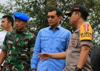 Elemen Pemerintah Simalungun tanam pohon di Parapat