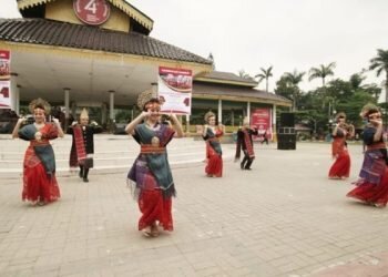 Semarakkan Hari Ulos Nasional : Warga Medan Bentangkan Ulos Sepanjang 500 Meter