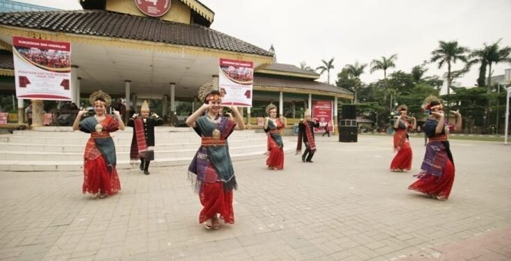 Semarakkan Hari Ulos Nasional : Warga Medan Bentangkan Ulos Sepanjang 500 Meter