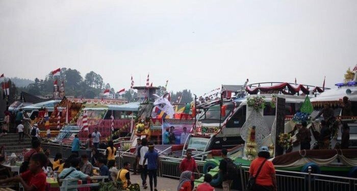 Lomba Kapal Hias Poldasu Toba Lake Fiesta Bentuk Refleksi Tragedi Maut KM Sinar Bangun