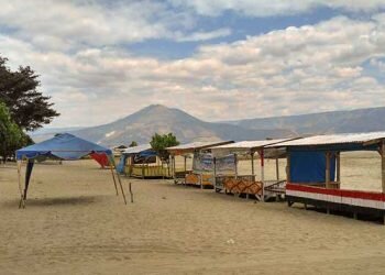 Pesona Pantai Pasir Putih Parbaba Samosir