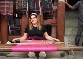 Wisatawan Maroko Menyukai Keindahan Ulos Batak dan Memborongnya