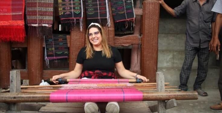 Wisatawan Maroko Menyukai Keindahan Ulos Batak dan Memborongnya