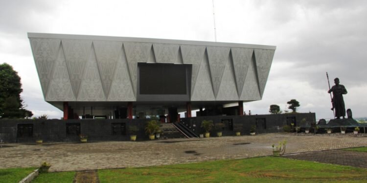 Belajar Aksara Batak di Museum Batak Balige