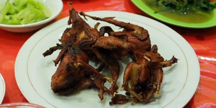 Kuliner Unik Siantar, Burung Goreng, Sate dan Martabak