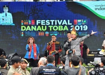 Festival Danau Toba 2019 Resmi Dibuka dan Pemakaian ‘Bulang Sulappei’ Pecahkan Rekor MURI