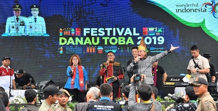 Festival Danau Toba 2019 Resmi Dibuka dan Pemakaian ‘Bulang Sulappei’ Pecahkan Rekor MURI