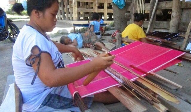 Desa Wisata Kerajinan Tenun Ulos Lumban Suhi Suhi Toruan Samosir Sumatera Utara