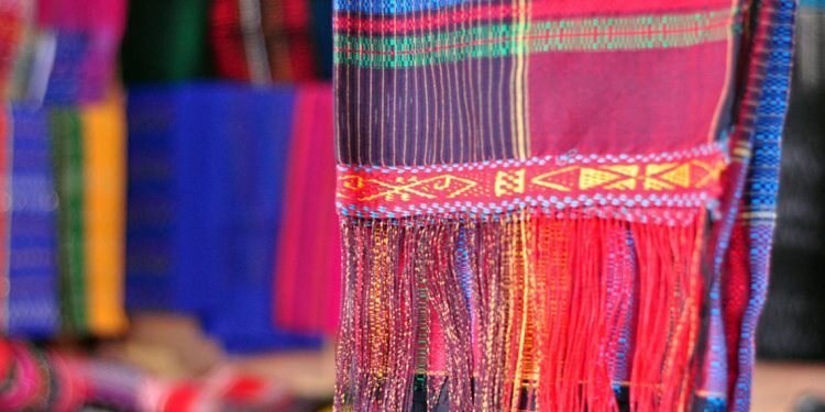 Sukacita di balik Warna Merah Ulos Sadum