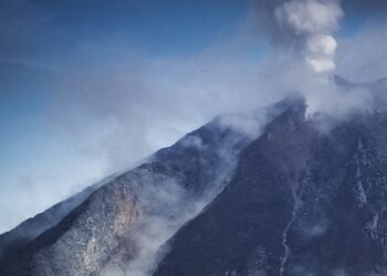 Berwisata ke Gunung Vulkanik Paling Aktif di Kota Brastagi