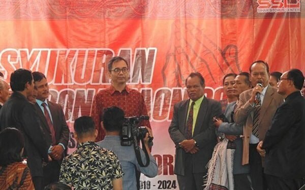 Sihar Sitorus Diulosi di Pesta Bona Taon dan Berikan Apresiasi pada 11 Siswa/i Berprestasi