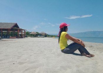 Menikmati sunset di Sigurgur Beach Danau Toba