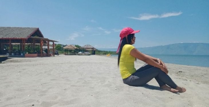 Menikmati sunset di Sigurgur Beach Danau Toba