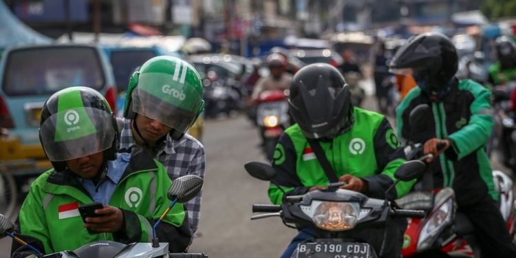 Kerja dari Rumah bagi Sopir Ojol: Sepi Penumpang, Nihil Penghasilan