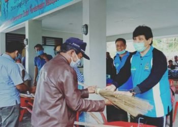 Aksi bersih Danau Toba di era normal baru