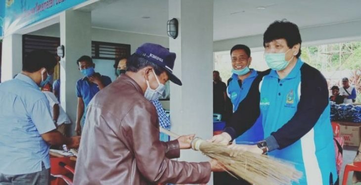 Aksi bersih Danau Toba di era normal baru