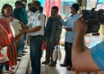 Nelayan Parapat dapat paket sembako dari pengurus koperasi