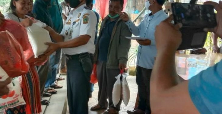 Nelayan Parapat dapat paket sembako dari pengurus koperasi