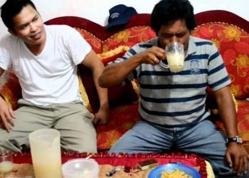Bule Tantang Batak Minum Tuak 15 Gelas