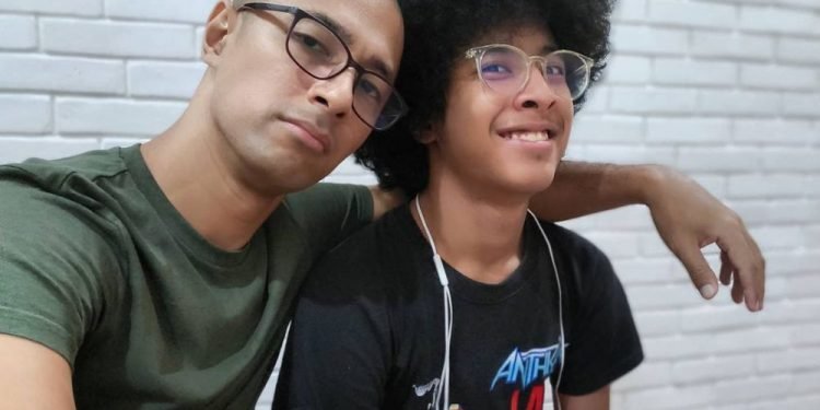 Bak Pinang Dibelah Dua, 9 Potret Akrab Artis Pria Batak dan Putranya