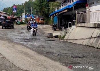 Jalan rusak lintas Parapat ganggu kenyamanan berkendara, rawan kecelakaan