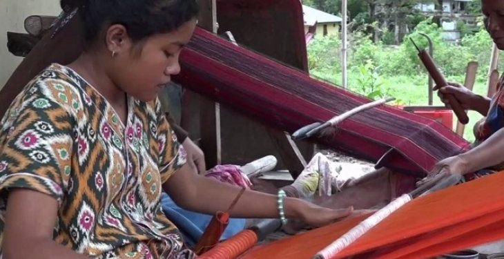 Desa Meat, pusat kerajinan ulos di Danau  Toba