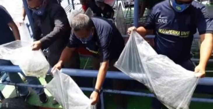 Faperika UNRI Sumut bagikan seribu mesker dan restocking 50 ribu ikan