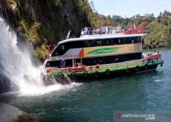 Kapal wisata Parapat siap antar pengunjung  keliling Danau Toba