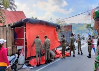 Kios souvenir di kawasan wisata Parapat dibongkar