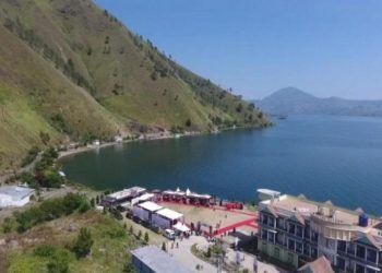 Menikmati dari  dekat keindahan Danau Toba di Kabupaten Dairi