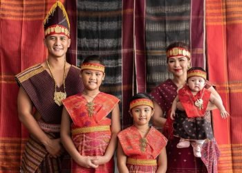 Batak hingga Timor Leste, 9 Potret Keluarga Artis Pakai Busana Adat 