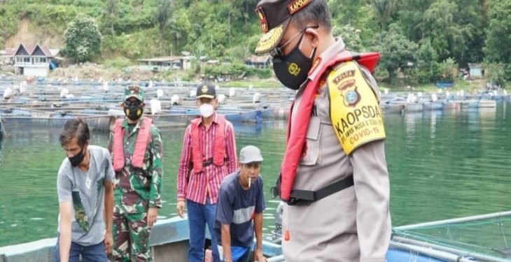 Keramba Jaring Apung di Parapat Danau Toba “dibongkar”