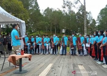 Menparekraf lepas 30 siswa Danau Toba magang ke Poltekpar Bali