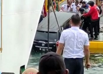 Jembatan penghubung kapal amblas, mobil masuk Danau Toba, satu tewas