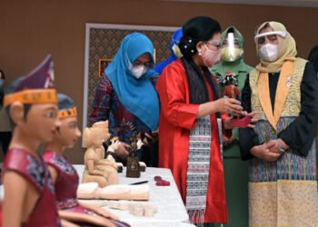 Endang Budi Karya Kagumi Keindahan Ulos Batak