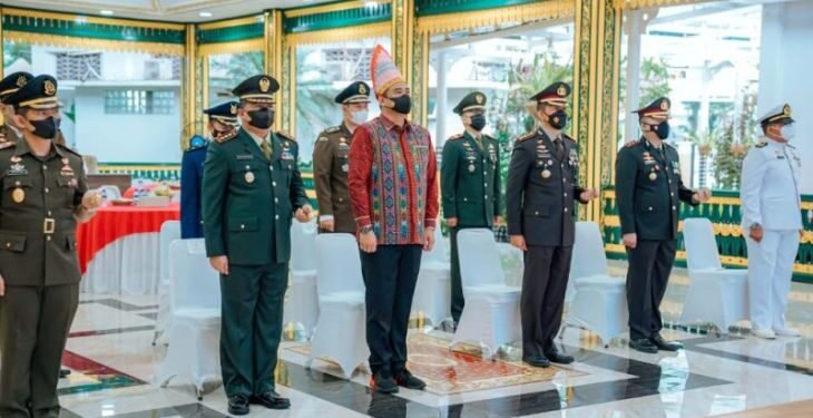 Kenakan baju adat Toba, Bobby ikuti upacara hari lahir Pancasila