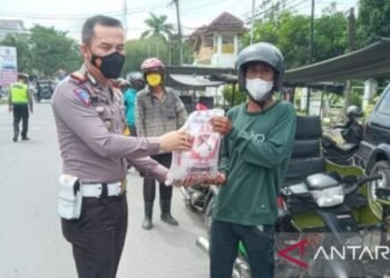 Ops Patuh Toba 2022, Satlantas Polres Tanjungbalai berbagi sembako